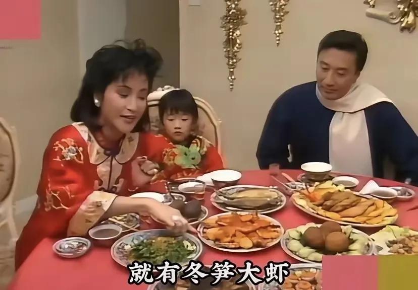 现在回看谢贤一家1986年的年夜饭，真是感慨万千！这段记录谢家早年年夜饭的珍贵影