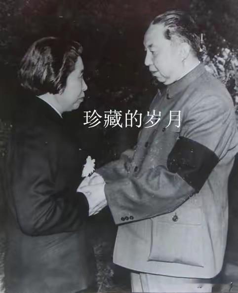 1980年5月17日，刘少奇同志追悼大会上，主持追悼会的华国锋同志缓步上前，紧紧