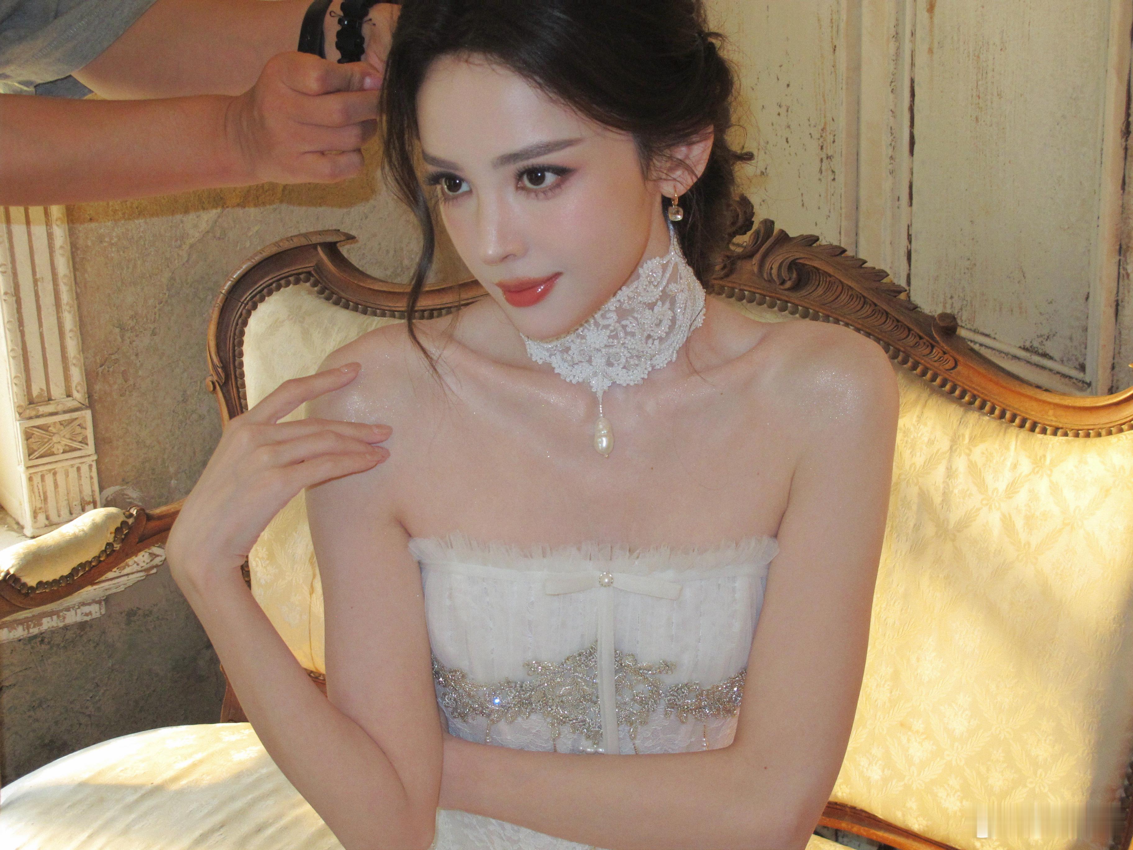 娜扎白月光礼服看到娜扎穿白裙的瞬间，我连呼吸都放轻了。她就像是从月光里走出来的