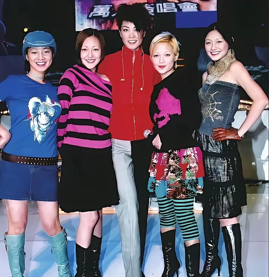 五星同框：C位的王菲发型犀利、玉腿修长，瑶林玉树；最左侧一身蓝色衣帽的阿雅柳眉杏