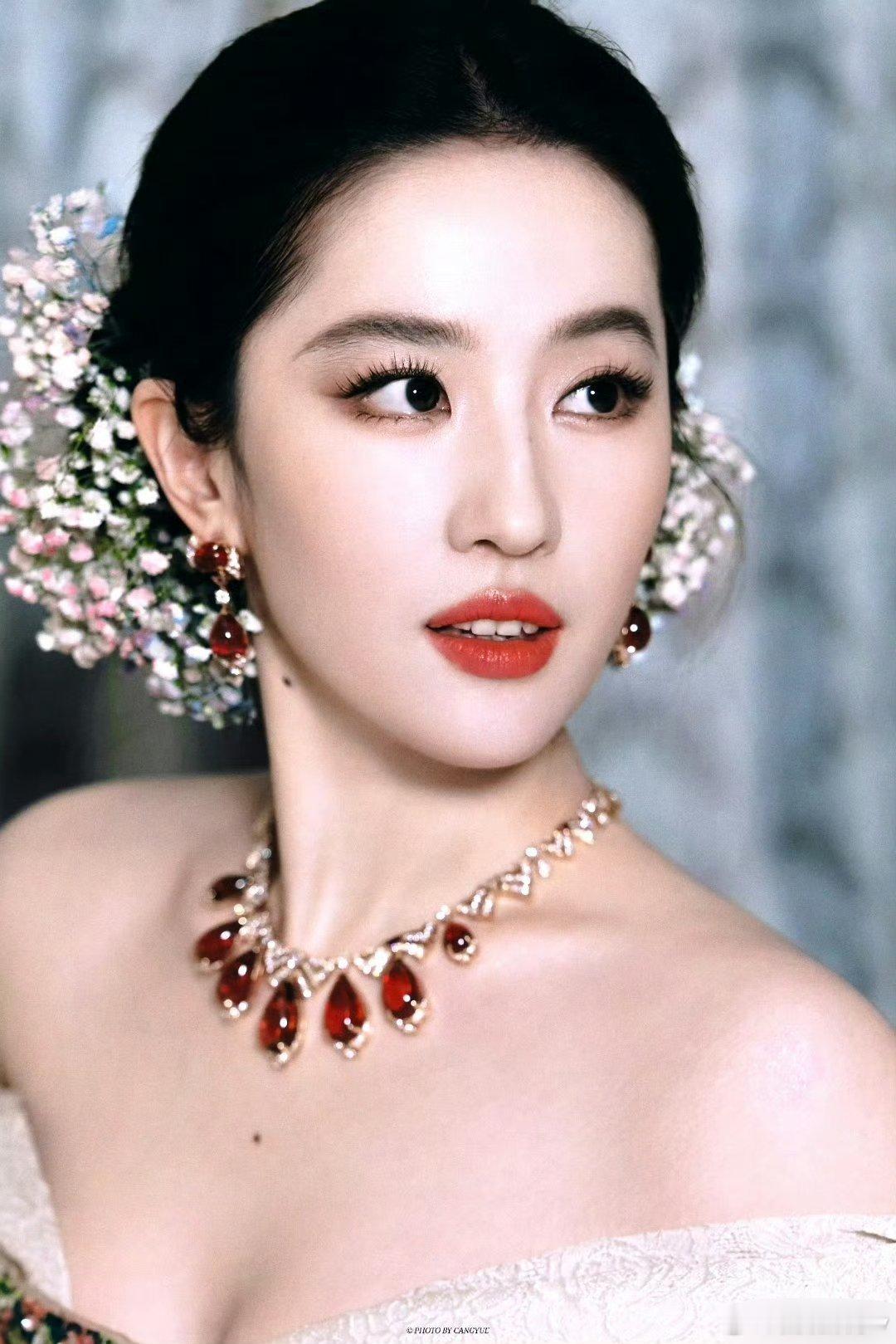 张淼怡经常看刘亦菲照片跟我有同样的爱好，每天沉迷于看大美女