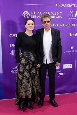 巩俐和老公让·米歇尔·雅尔亮相戛纳第二届世界人工智能电影节开幕式感觉巩俐这次