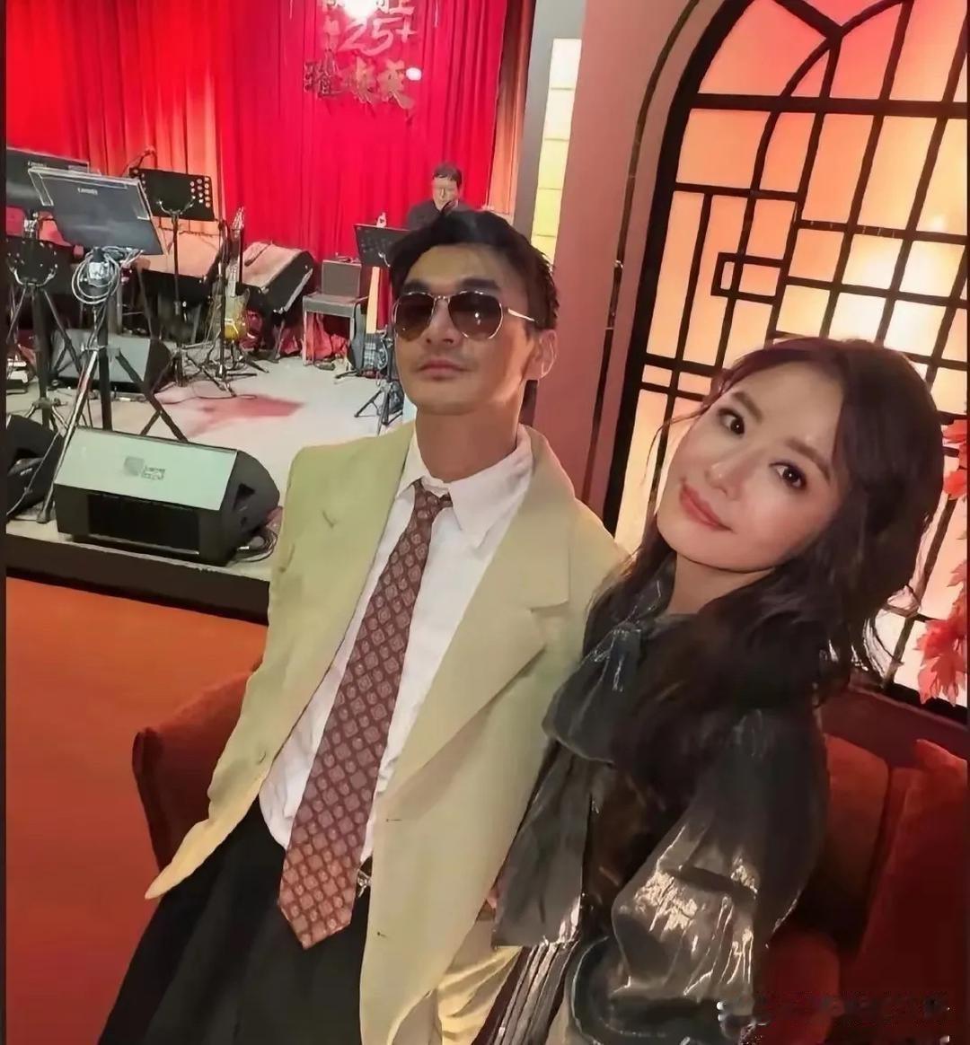 林心如在台北举办了50岁生日派对。一头卷发搭配精致妆容，面部保养得宜，整个人状态惊艳，完全看不出年龄