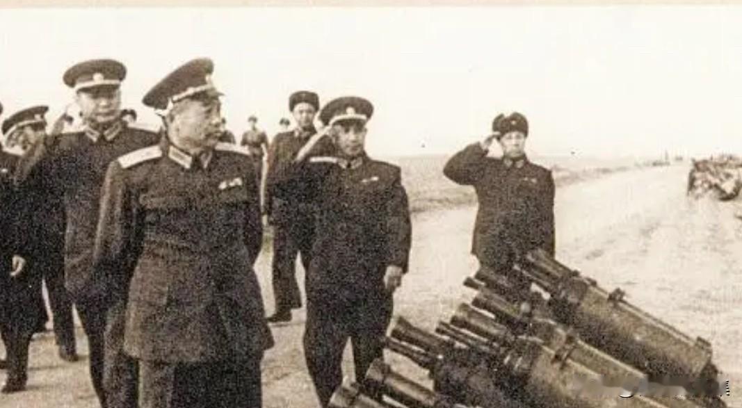 1955年11月，时任国防部长彭德怀元帅视察了辽东半岛抗登陆演习现场。这次演习是