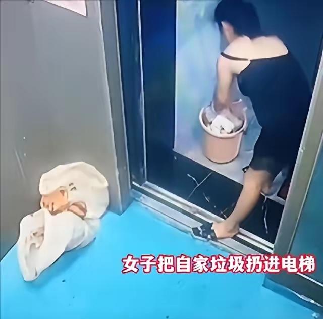 这大姐住26楼，那天收拾出几袋垃圾，可能觉得下楼太晒，也可能单纯就是懒。进了电梯