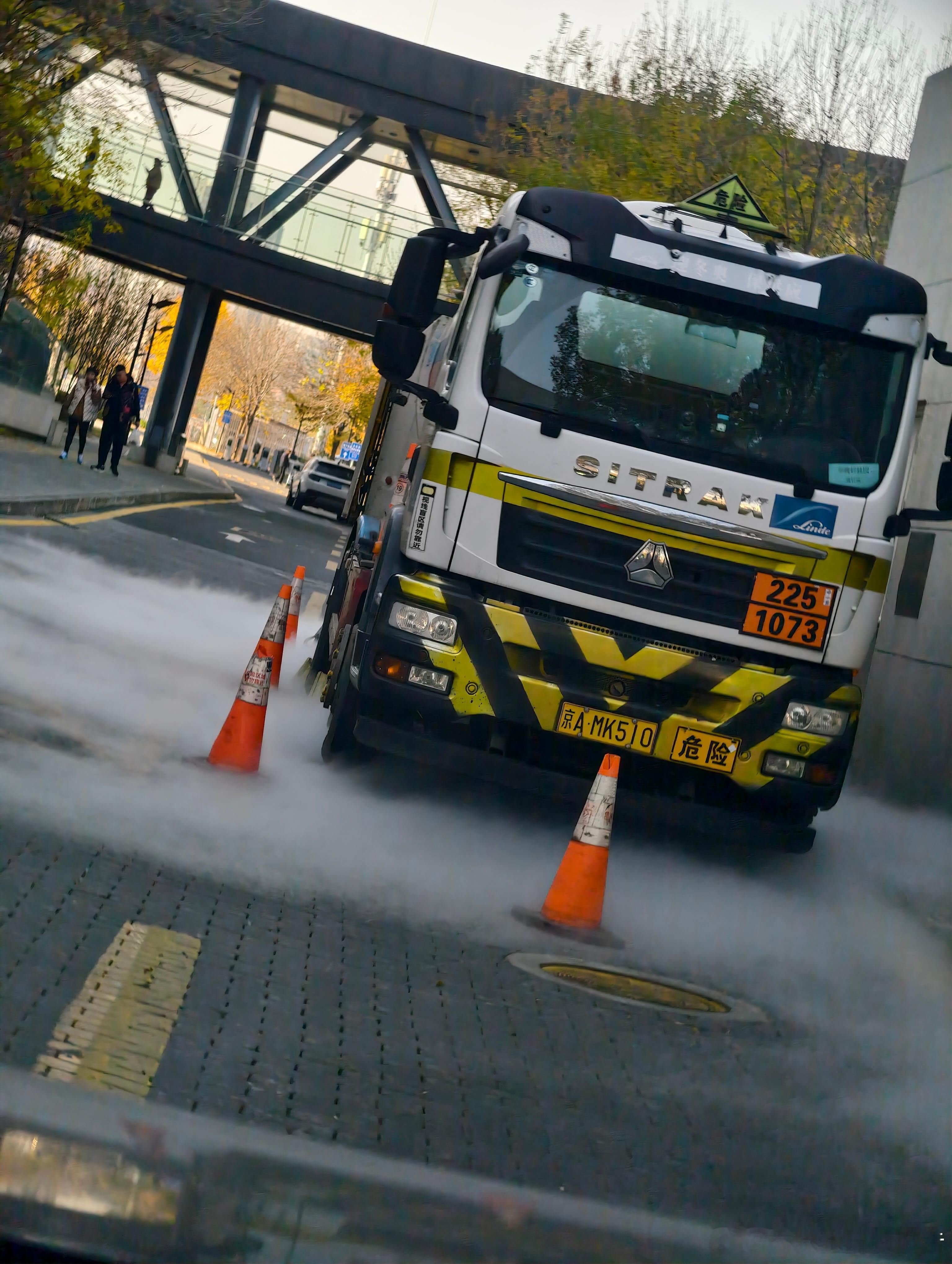 今天在🏥看到一辆神奇的车车。