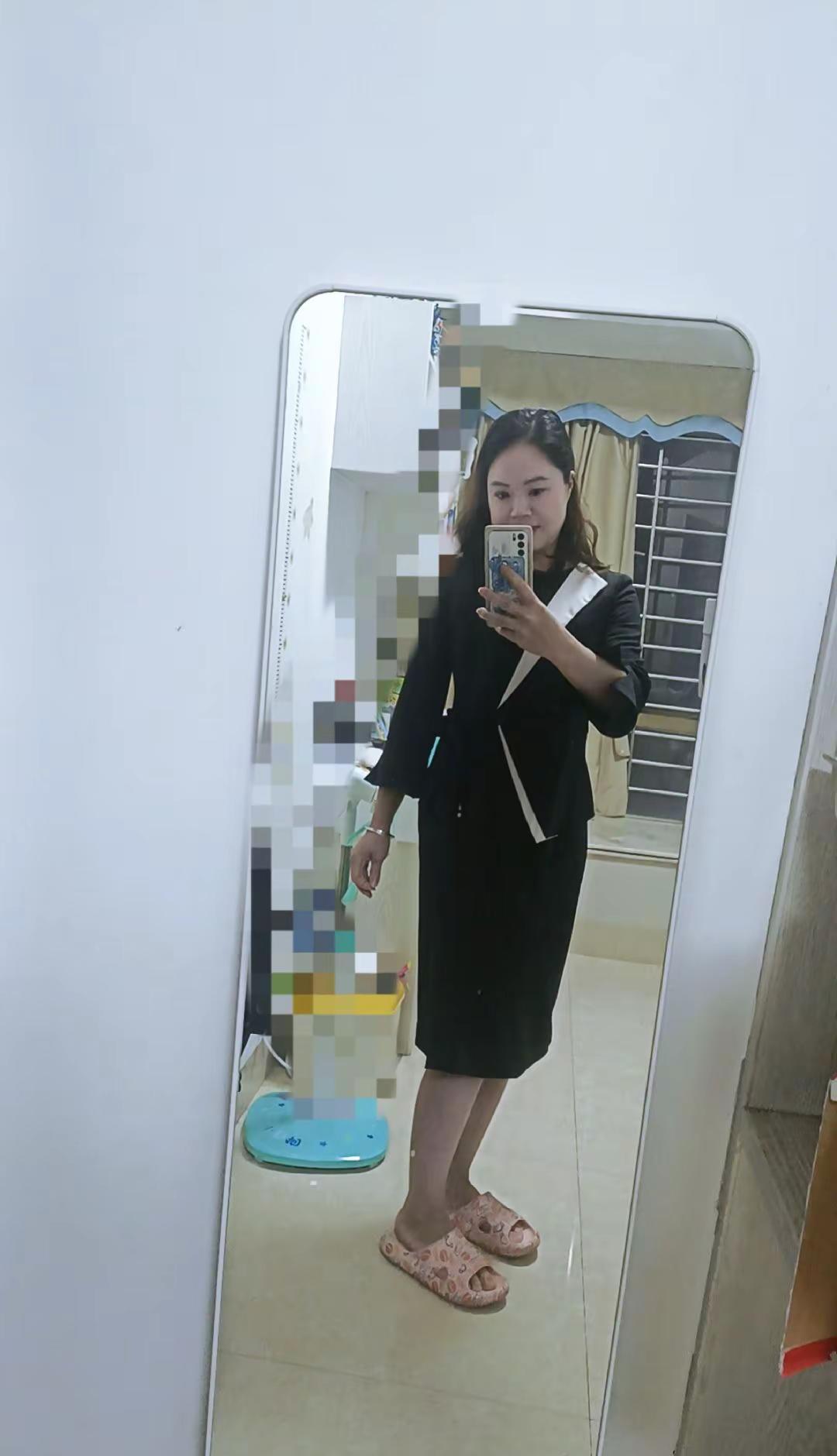 衣柜塞得满，却总说没衣服穿。不是没衣裳，是没心气儿搭。一件T恤翻出八种穿法，