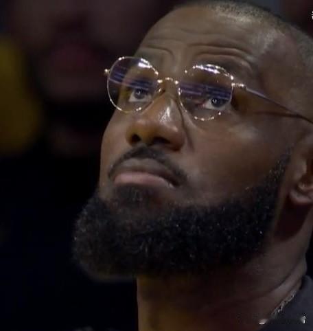NBA商业巨擘勒布朗·詹姆斯因伤缺席湖人揭幕战，随着对手金州勇士在本赛季实现蜕变