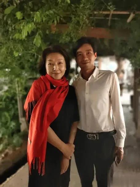 差一点就要认不出她了！曾经那个明艳动人的女神也老了呀，在素颜状态下的她，完全变