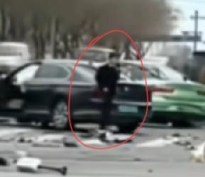 西安撞出租的轿车黑车司机，站在现场打电话，目测20岁左右精神小伙，一身休闲黑衣黑