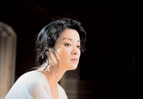 有一次,毛阿敏演唱会结束后,她请工作人员吃饭,刚吃了会儿,她就说:“你们快点吃,