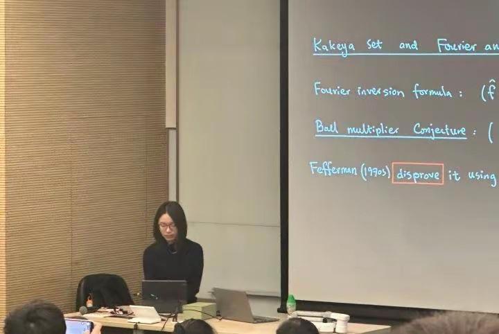 12月11日，34岁教授王虹在香港大学开数学讲座，现场座无虚席，连过道都站满了人