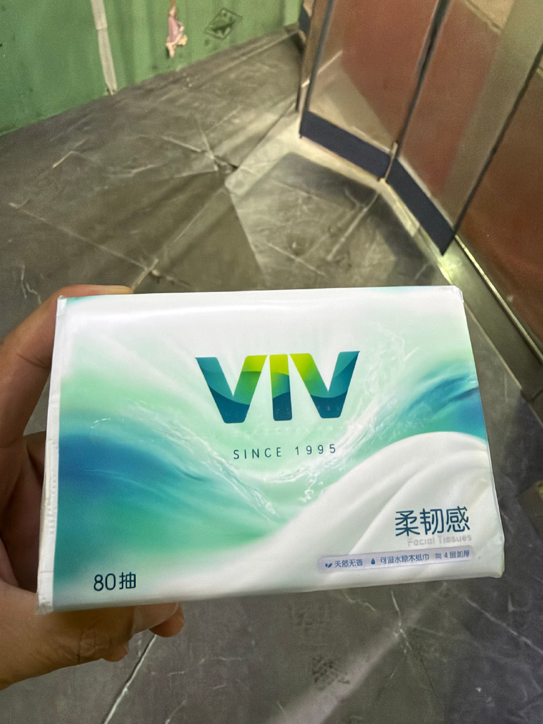 卡罗拉混动油箱加满才290，92号8.58元每升。这车百公里油耗4.6，划到每公里才3毛9。如果是百