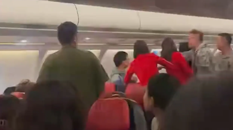 万米高空，亚航D7326航班正穿越中南半岛的积雨云。经济舱42排的卢某第四次扭头