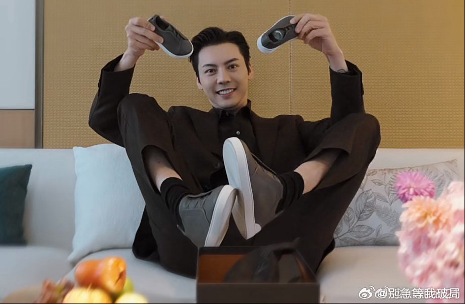 大鞋小鞋在一起好萌🥺陈伟霆什么时候原谅增高垫