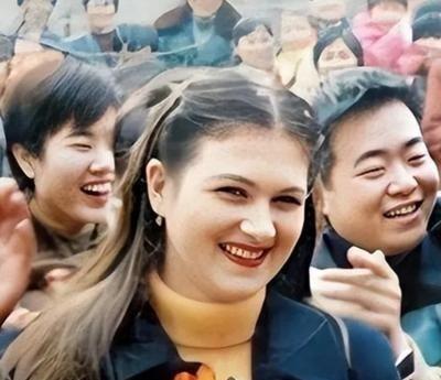 1998年，乌克兰美女远嫁给河南小伙，婚后8年生了3个孩子，可她却让孩子