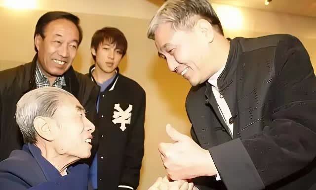 李文华唯一一个行拜师礼的师傅就是马三立，是马志明代父收徒，李文华81岁时，由中国