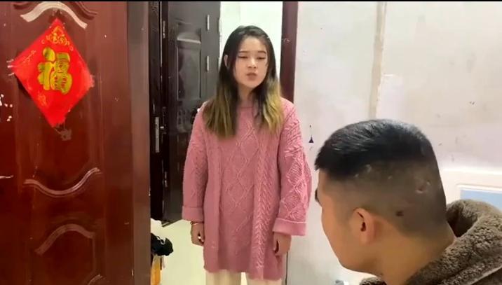 满心欢喜回娘家过年，却因为一件微不足道的小事，被亲哥狠狠拽着头发殴打，疼痛和屈辱