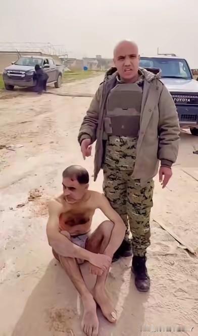 虎落平阳被犬欺？哈马斯警察中校、卡桑旅一名连长被反哈马斯民兵逮捕，衣服扒光、额头