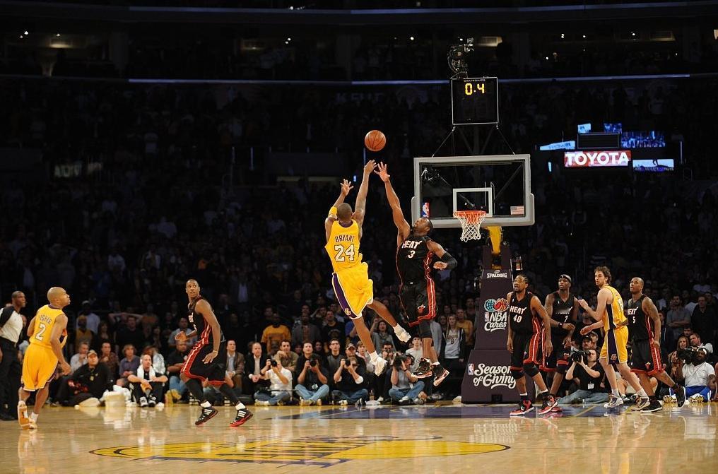 这球过去16年了？这么快的吗？2009年12月4日，科比骑马射箭迎着韦德打板