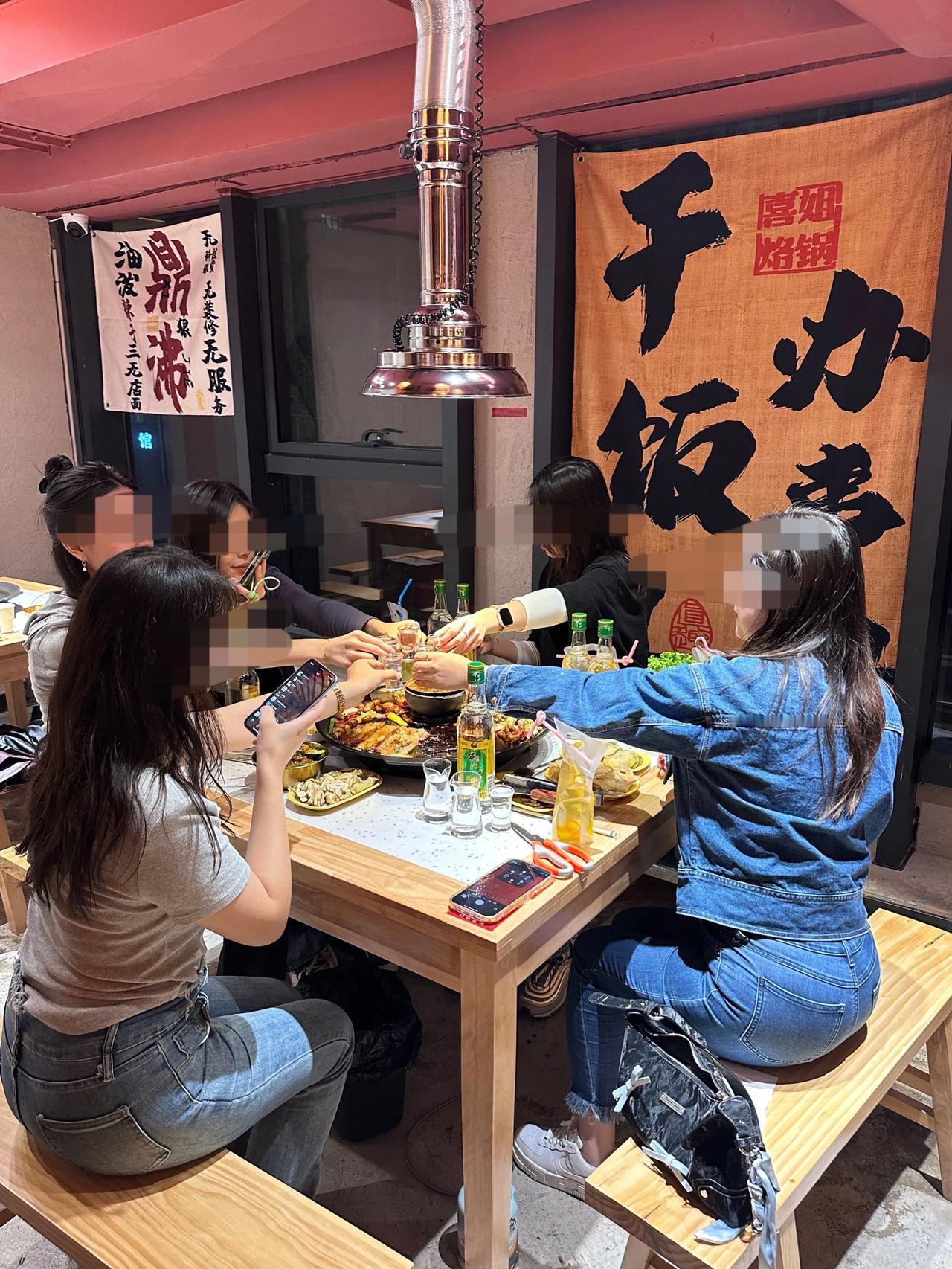 别等了！大冤种觉醒了！近日，辽宁3位年轻女子大半夜在烧烤摊前胡吃海喝，吃到一半