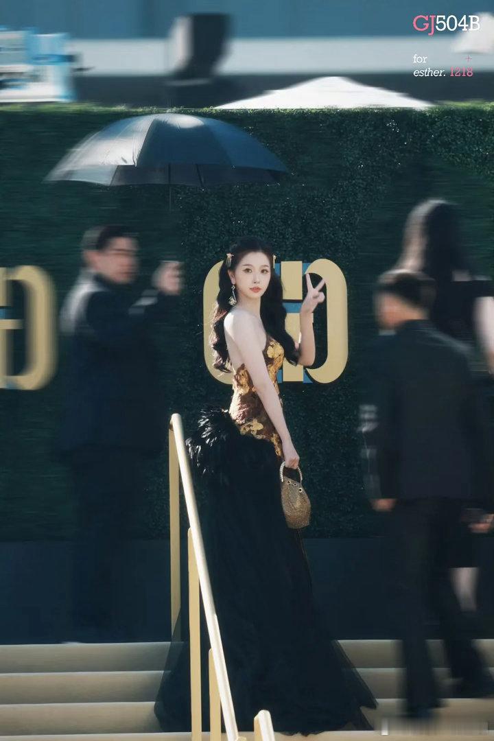 路人镜头下的脸，和精修图差了不止一个度，红毯女神也靠P图撑场面？