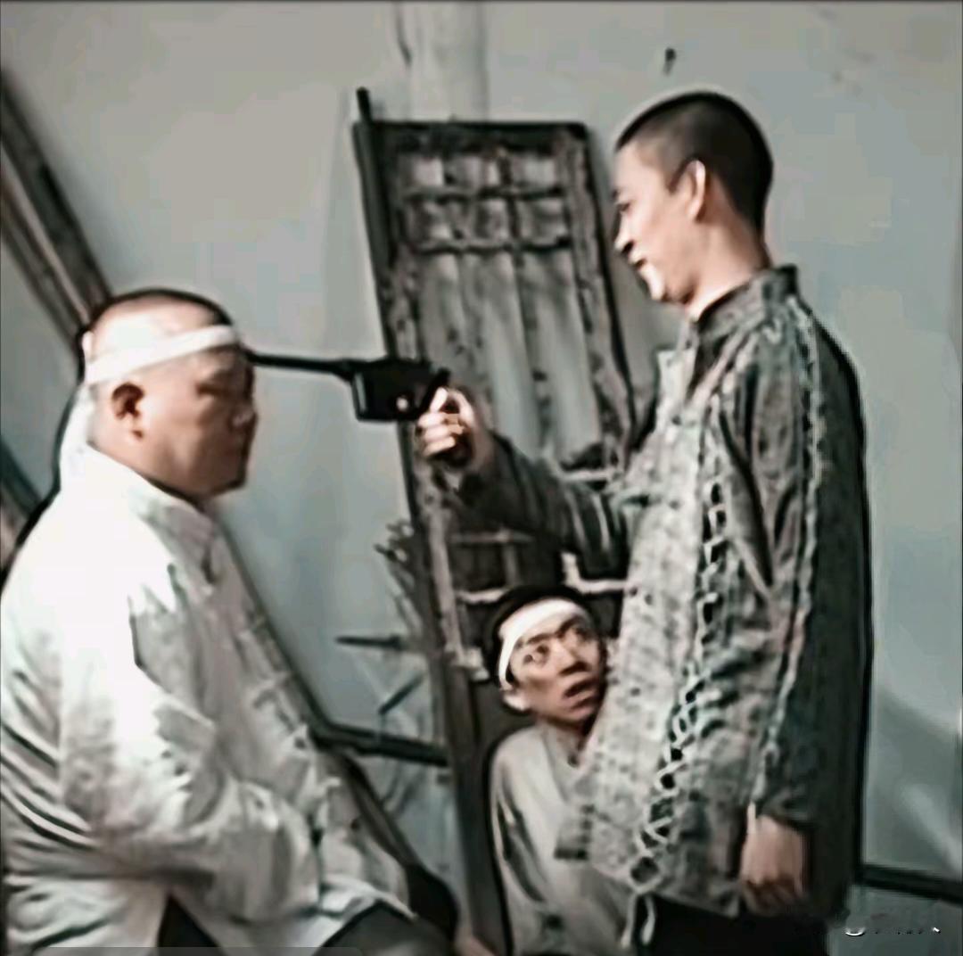 这是郭德纲当年主演的民国喜剧《土匪传奇》，里面的一张经典剧照。曹云金拿着手枪指着