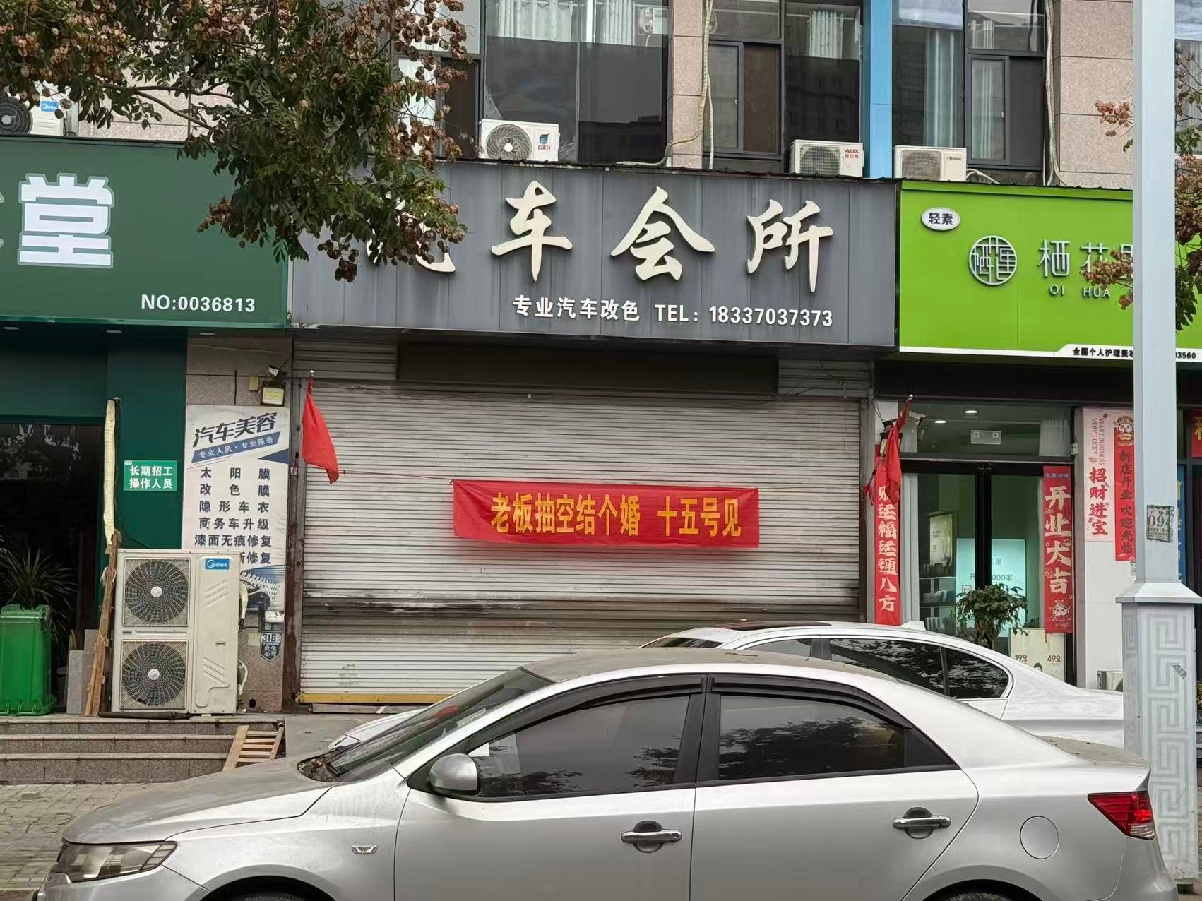 我老家一个洗车店，70块洗4次，一家三口齐上阵，车子洗得比4S店还干净。我问老板