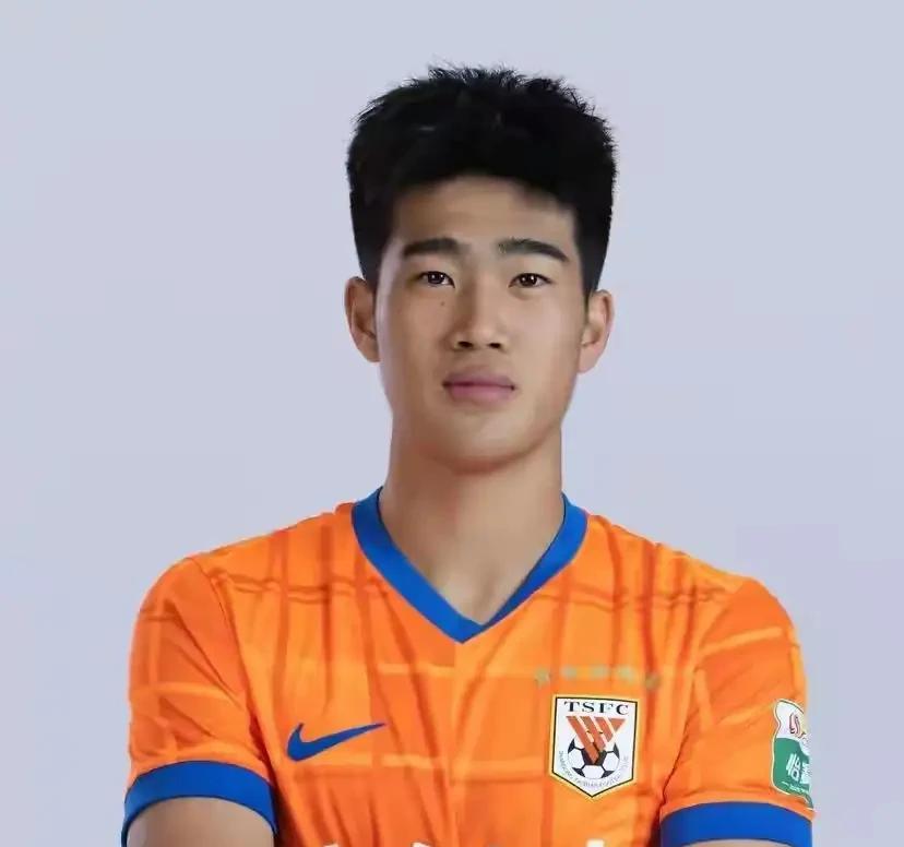 全运会真的是毁人不倦，山东泰山的年轻后卫彭啸在全运会足球项目半决赛对阵湖北队的比