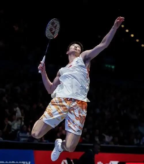 李诗沣冲击冠军!超级300瑞士公开赛今日开始半决赛的争夺。在1/4决赛中，头号