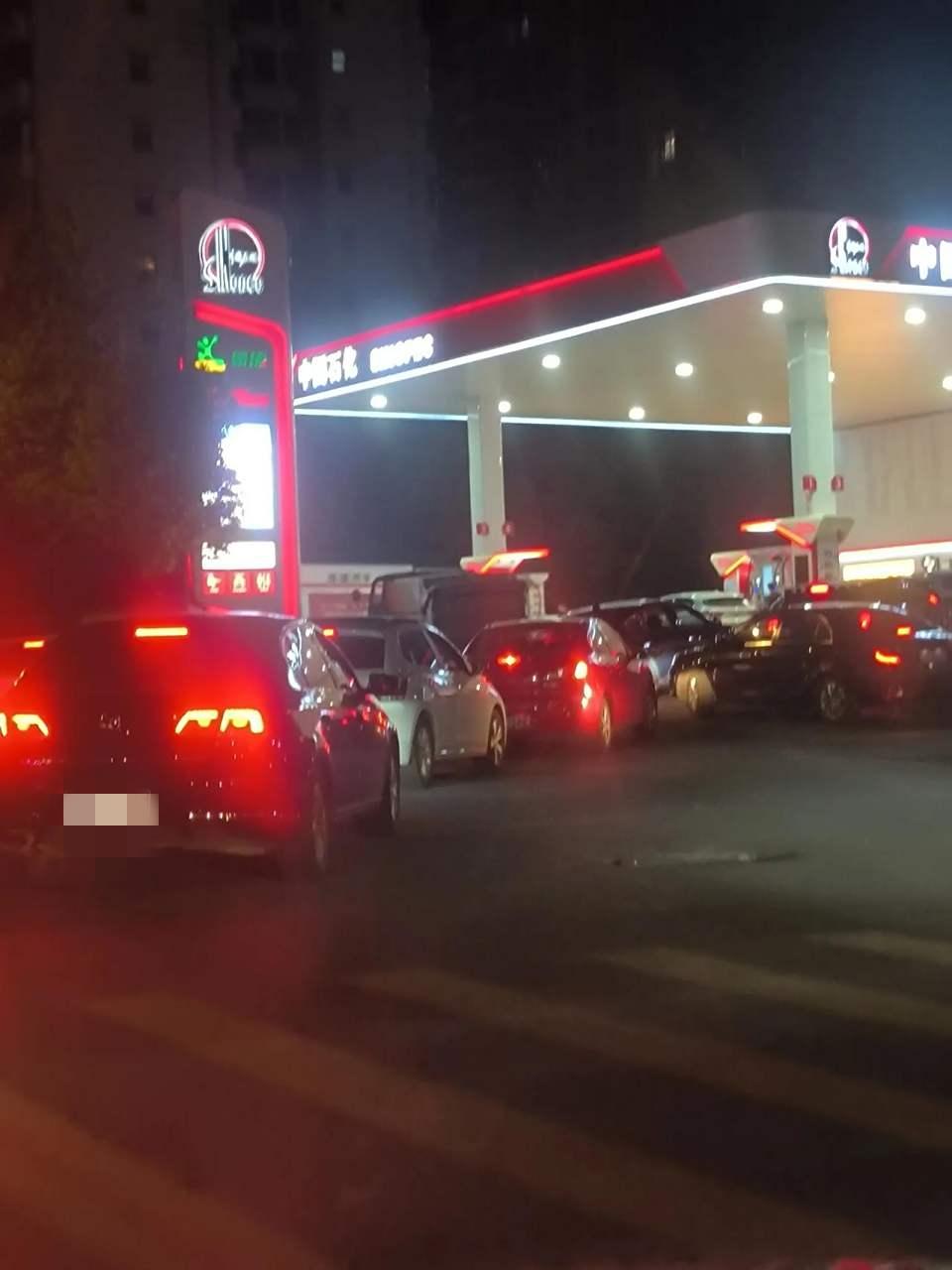 刚刚出去散步路过一个加油站，看见了排长队加油的情况，这到底是怎么了？后面一问一哥