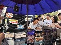 “鸡排哥”这场流量狂欢眼看着接近尾声了。国庆前他就在短视频平台爆火，直播间嘶吼带