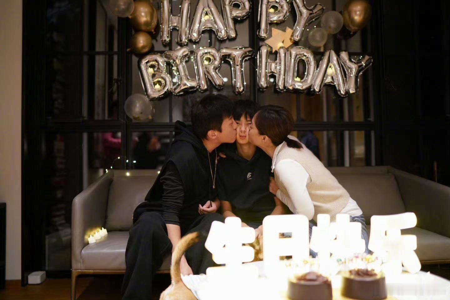 一转眼等等都14岁啦，生日当天邓超孙俪还晒了与等等的合照📸，能看出来等等越长越