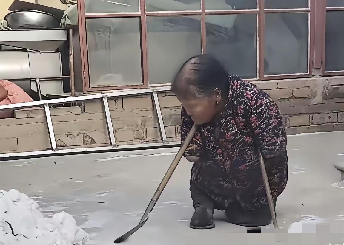 这是一位被央视新闻报道“世间坚强的妈妈”，天生没有四肢，父母连名字都没有给她起，