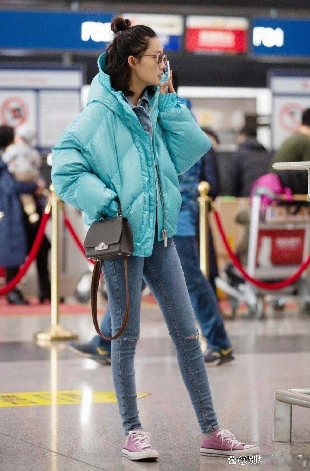 李沁机场私服大赏，简约又不失格调，每一套都是行走的穿搭教科书。