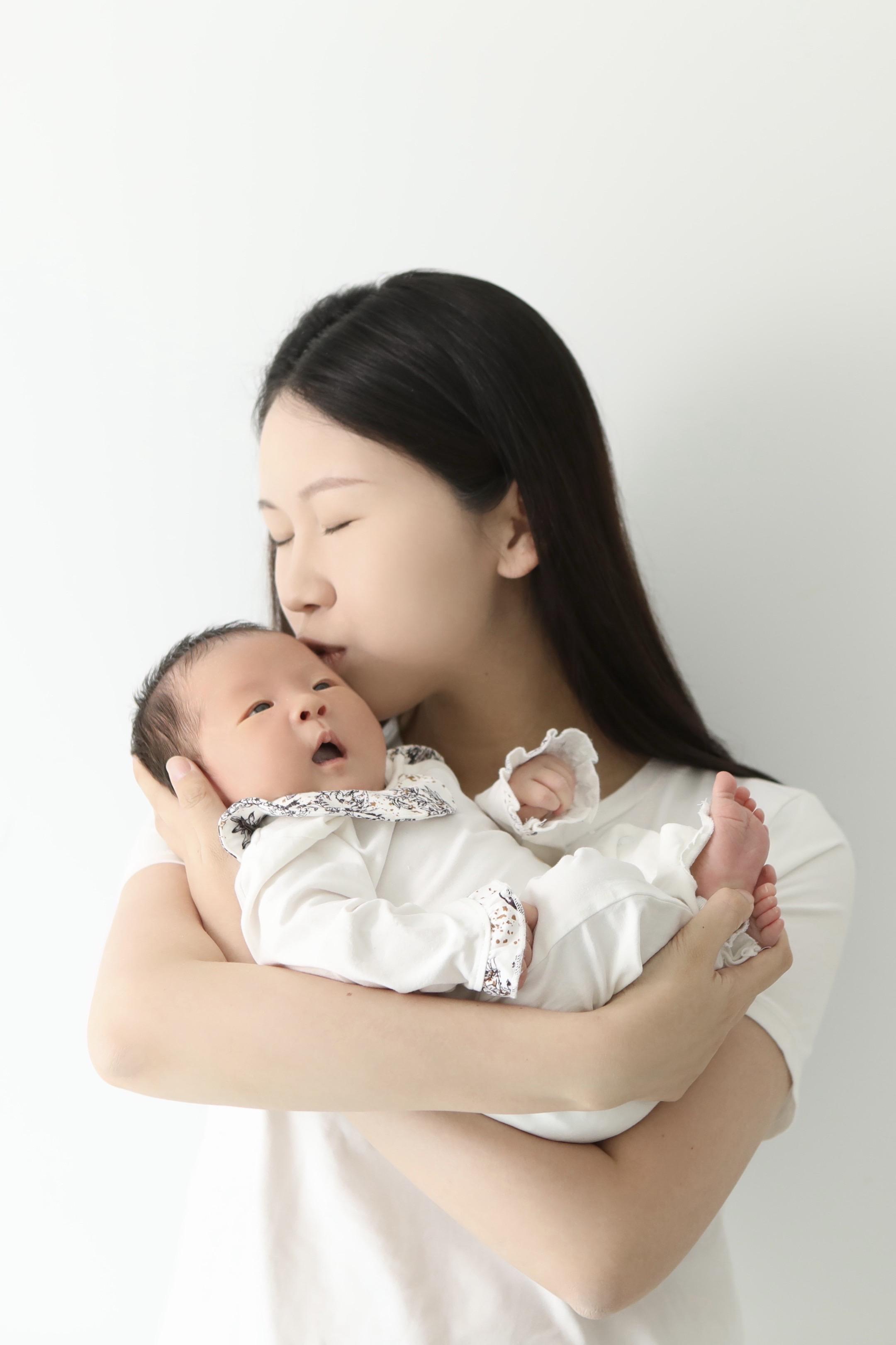 渐渐的忘记了怀孕时的罪怀孕后的苦  也渐渐忘了生孩子的痛  他用所有的...