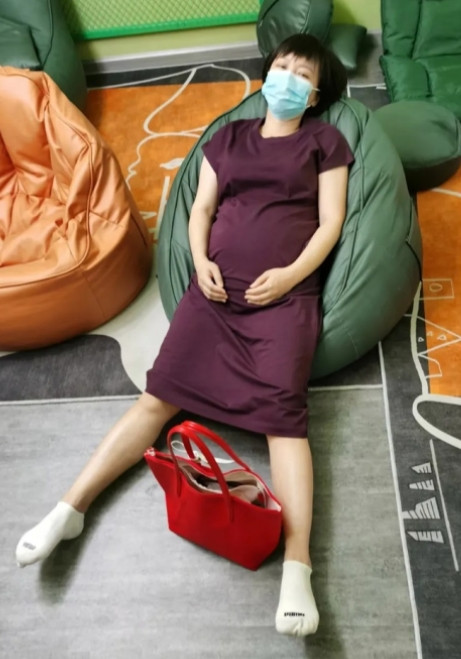 有位女士婚内出轨，直接搬去和情夫住一块儿了，没多久还怀上了别人的孩子。她觉得反正