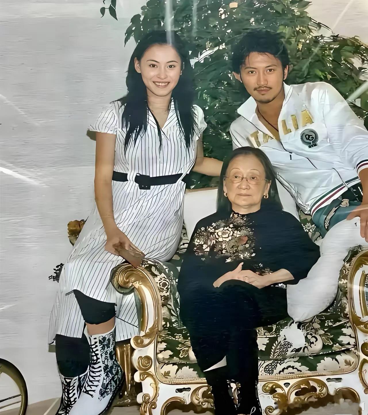2007年，谢霆锋带着当时的妻子张柏芝一同前往温哥华看奶奶，当时的张柏芝看上去有