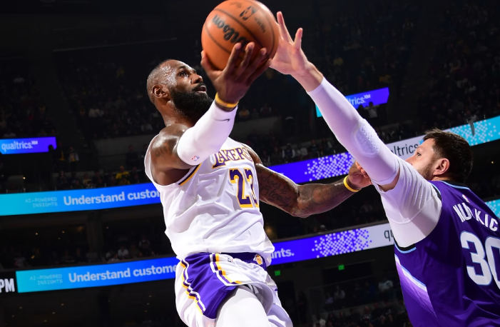 詹姆斯17+6+8创1294场得分纪录！却正负值-14全队最低，41岁老将暴扣+组织难掩湖人磨合危机