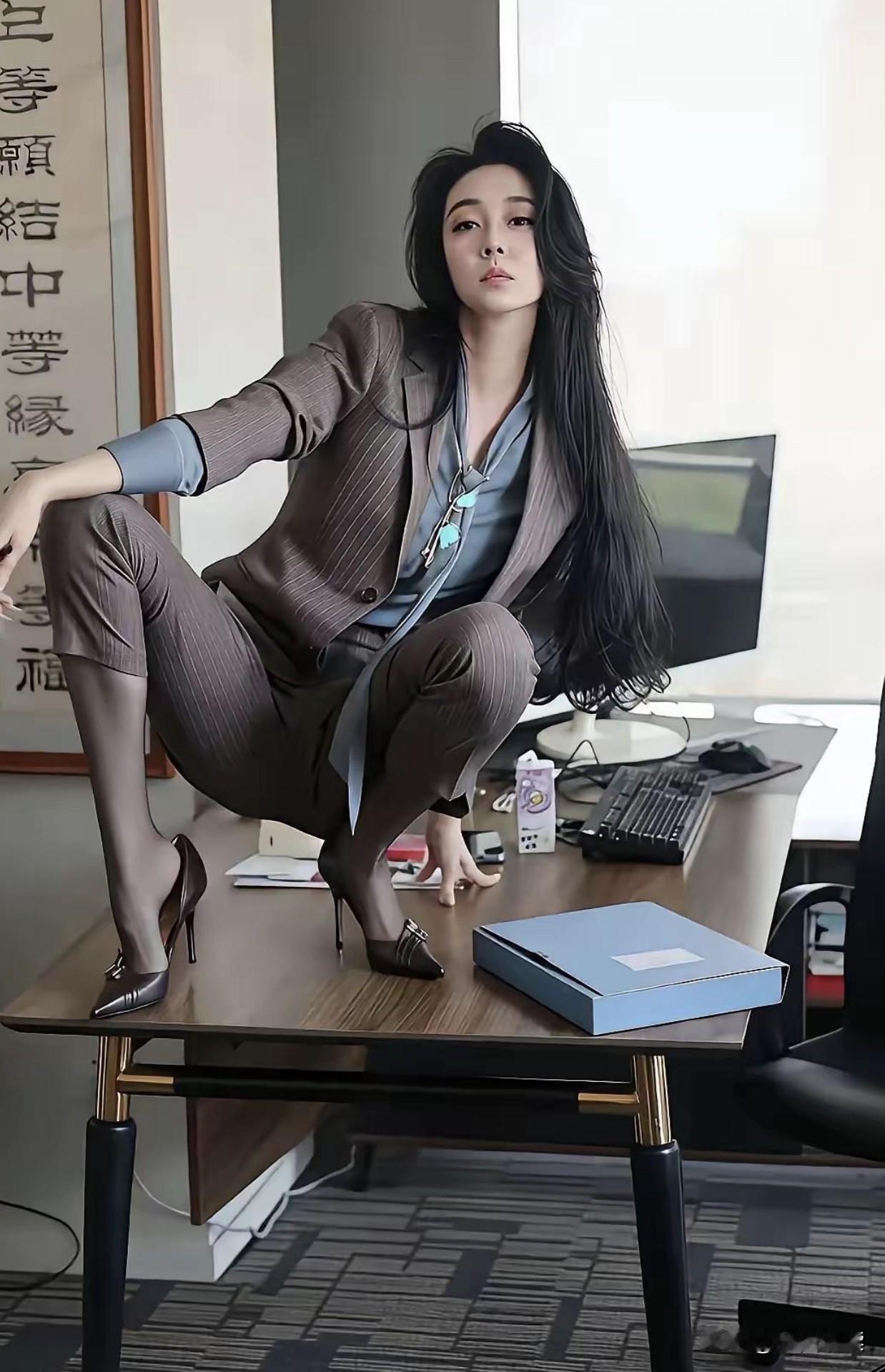 上班时间敢蹲到办公桌上拍照，这起码是个董事办的秘书吧？一般员工绝对没这个胆子！