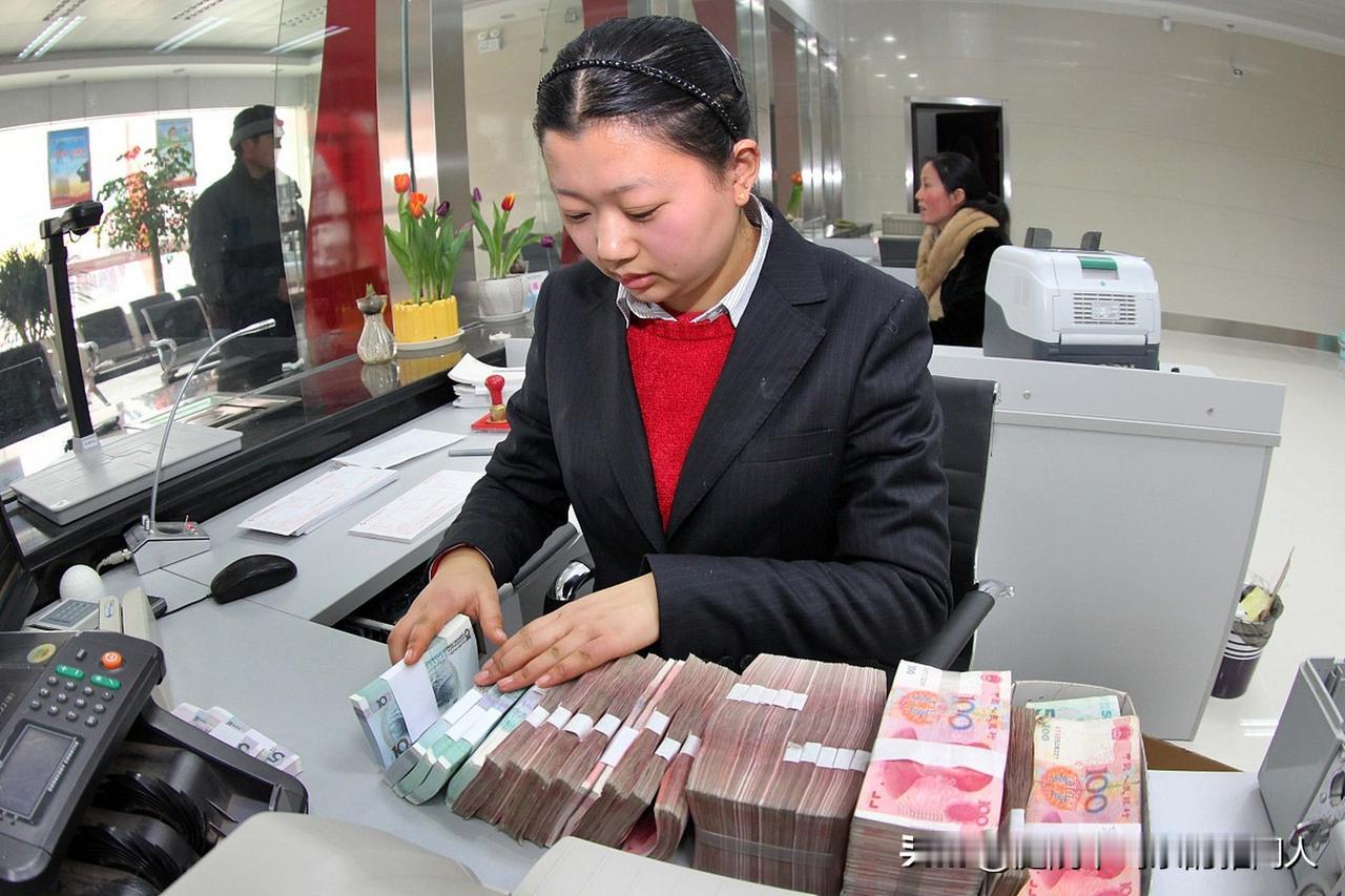 下个月，我那笔存了三年的40万就要到期了。当年利率3.25%，我美滋滋的。今