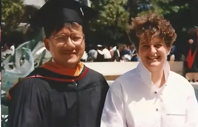 黄仁勋：从华裔工程师到全球科技领袖的传奇一、早年背景：扎根华裔家庭，梦想科技未