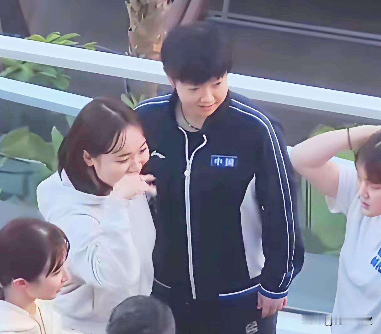 孙颖莎有点小坏呀[呲牙笑]跑到日本队里面比身高去了，主要和伊藤美城，大藤莎