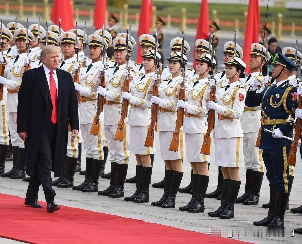 华盛顿到北京，空中直线距离一万多公里，这可不是开玩笑的路程。坐的是"空军一号