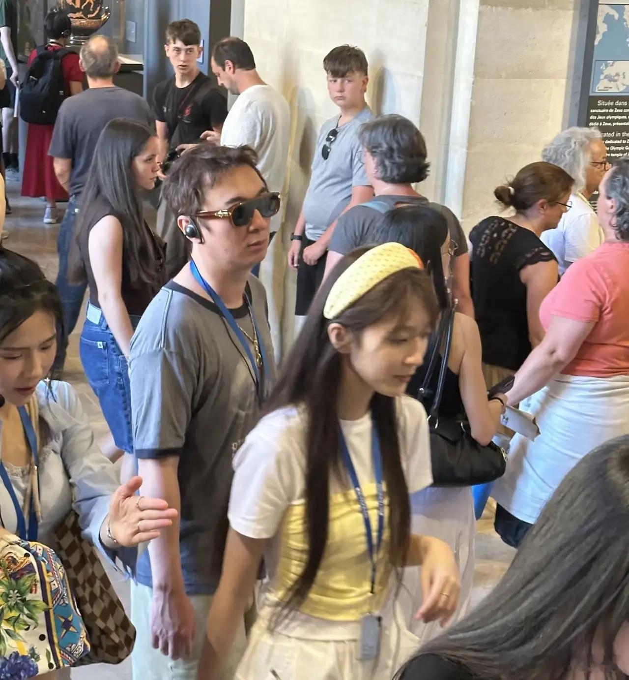 有网友在巴黎卢浮宫，偶遇王思聪和5个女生！光他搂着的，就有三个，其实这个举动就很