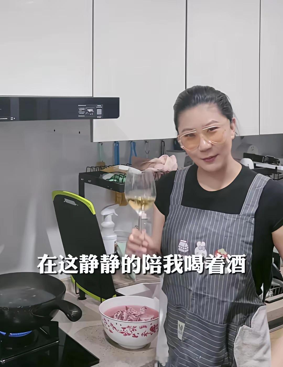 谢贤前女友已经41岁了，从曼妙少女变成了中年妇女，她还没有结婚生子，回河南老家住