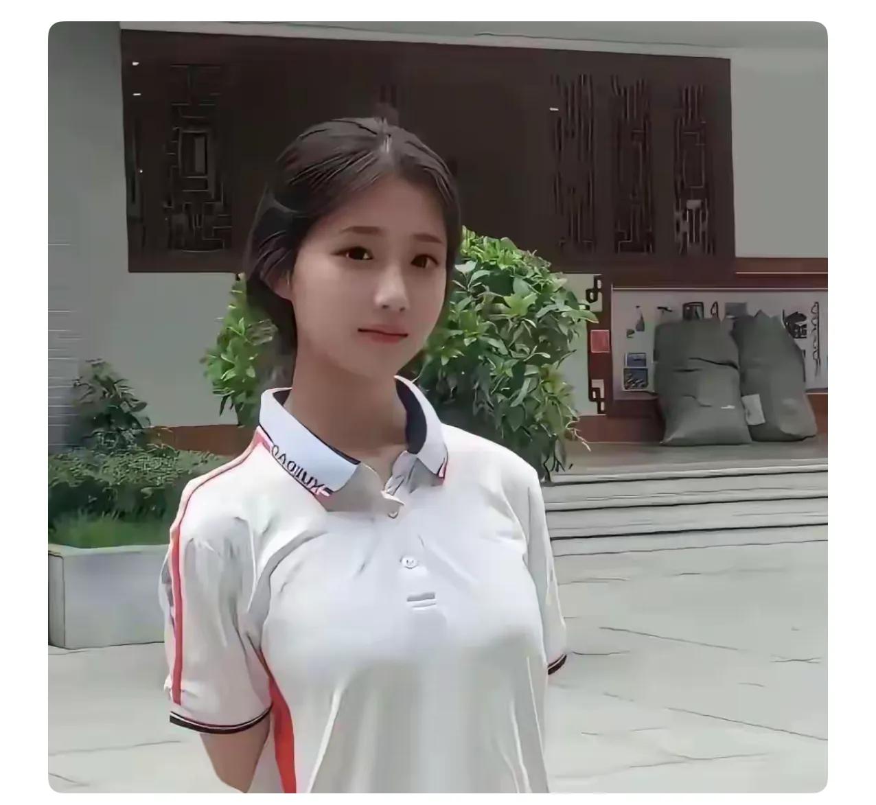 一个高三女生，18岁，穿校服，没化妆，被拍下一张照片，火了。网友都争先恐后的