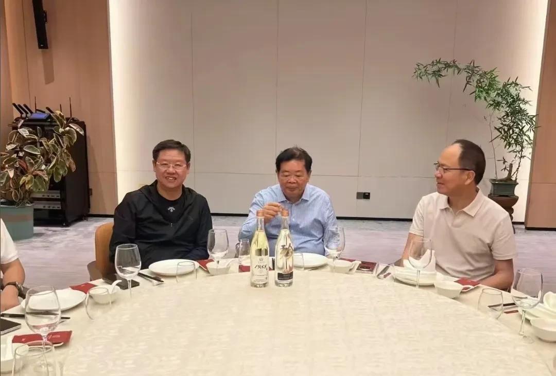 网上有一张流传甚广的曹德旺品酒图，找了一下果然不便宜。桌子上的酒是姚安娜代言珍