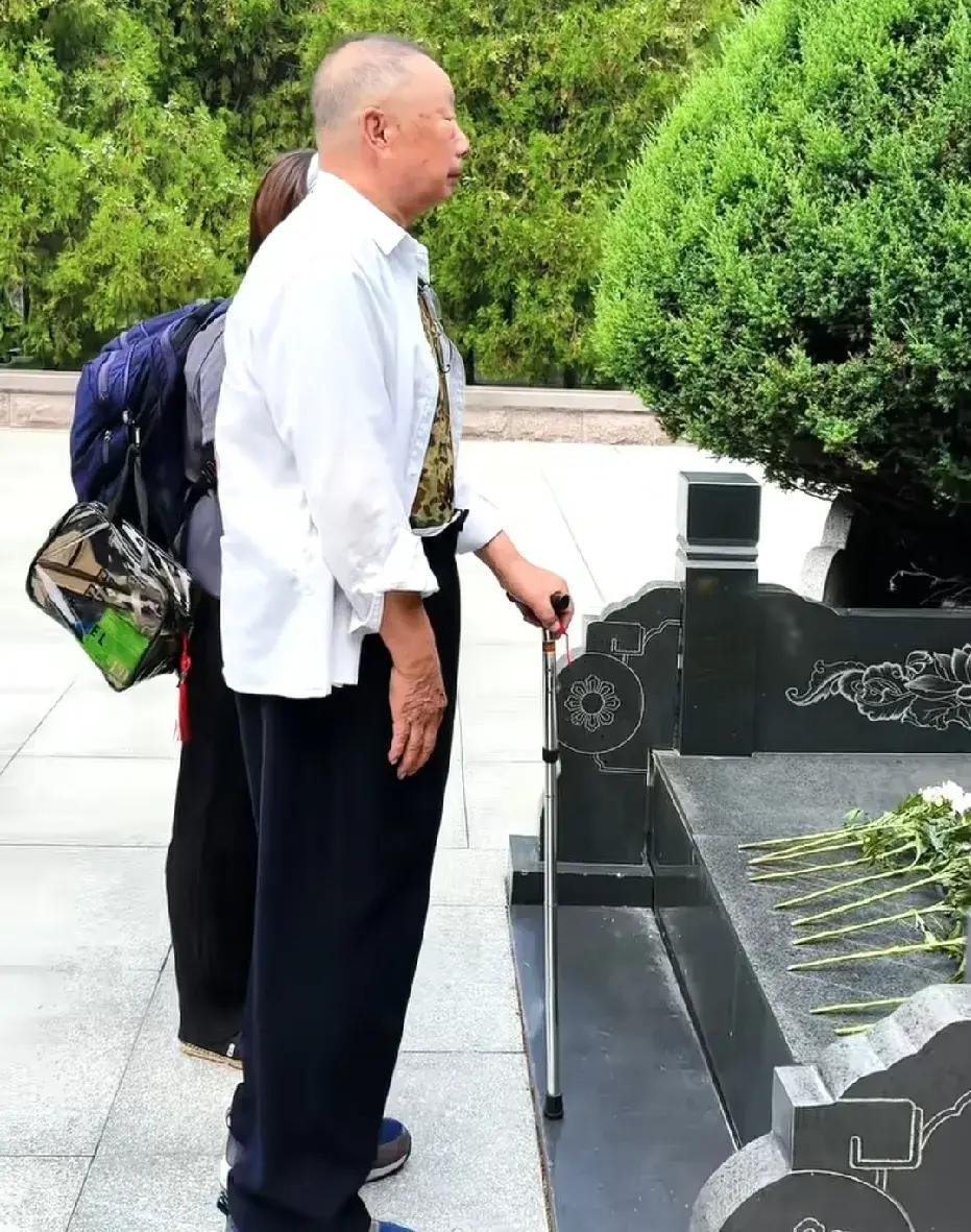 粟裕大将的长子粟戎生，在孟良崮烈士陵园祭奠父亲。粟裕将军的骨灰于1984年安