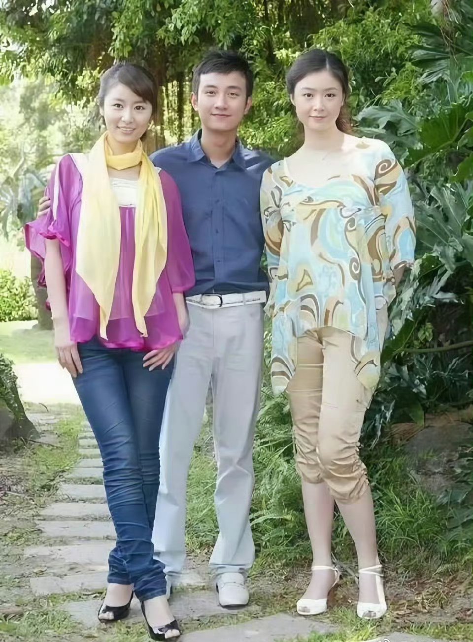 15年前的文章和林心如与蒋欣合照，那时候大家还很稚嫩男俊女美